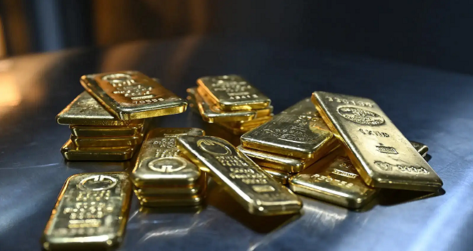 ‎Gold falls, heads for weekly loss