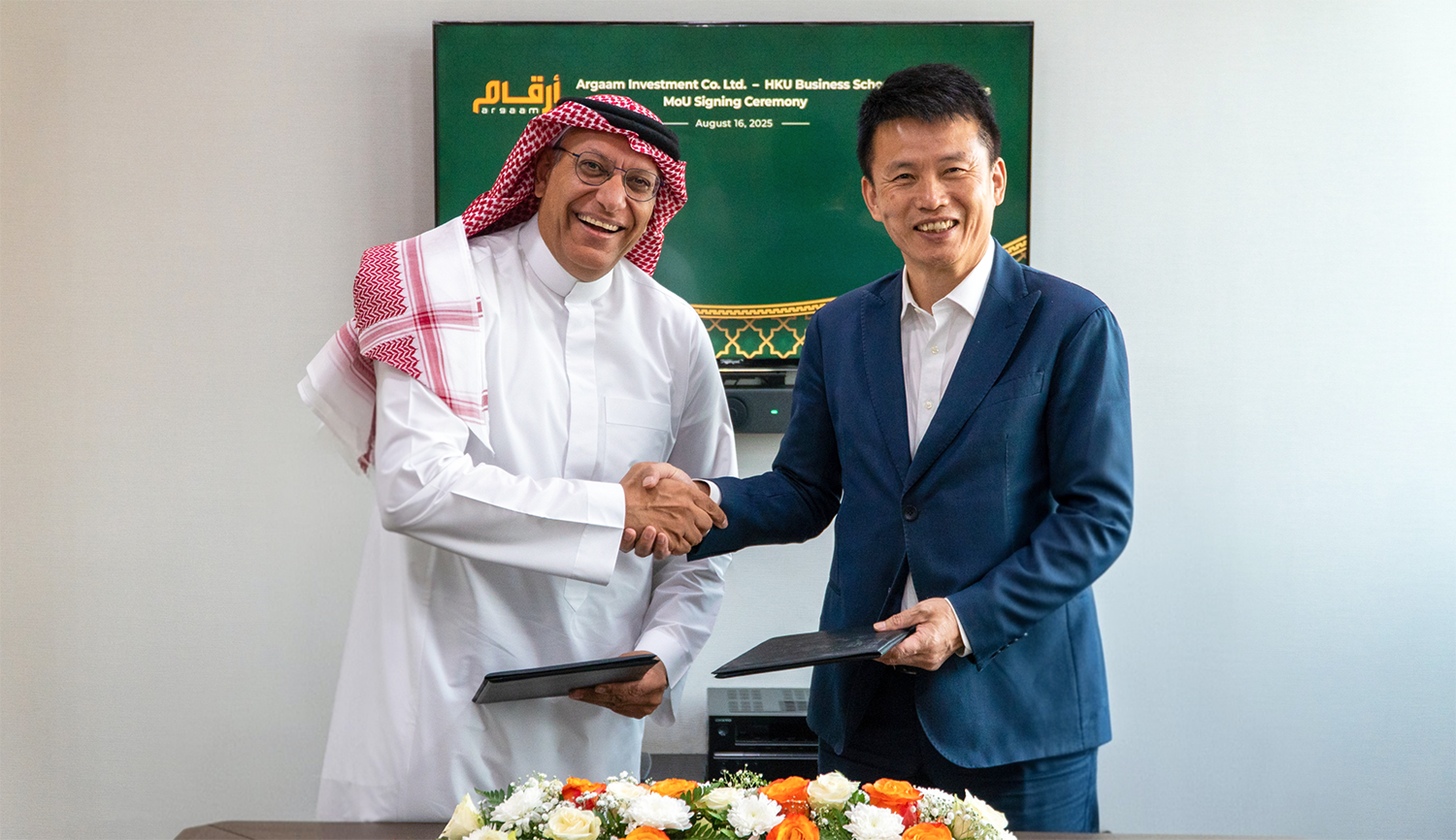 أرقام توقع مذكرة تفاهم لشراكة مع كلية إدارة الأعمال بجامعة هونغ كونغ لإطلاق برامج تنفيذية رائدة في المنطقة