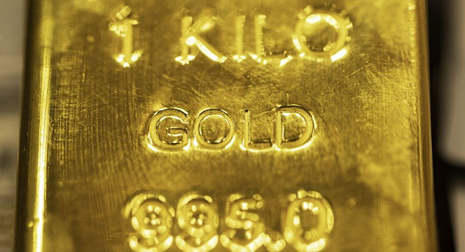 ‎Gold plunges 5% to lowest level this year on rate-hike bets
