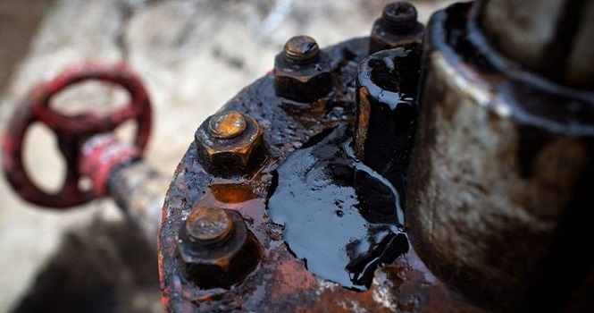 ‎Oil prices rise over 1%, head for weekly gains