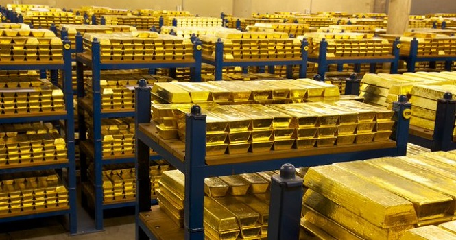 Gold edges lower as trade tensions ease