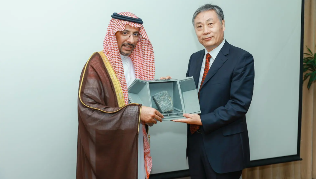 وزير الصناعة يبدأ زيارة إلى الصين .. ويلتقي عددًا من الوزراء والمسؤولين