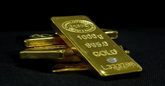 Gold edges lower, silver rises