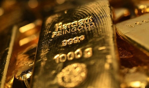 Gold prices edge up as dollar weakens