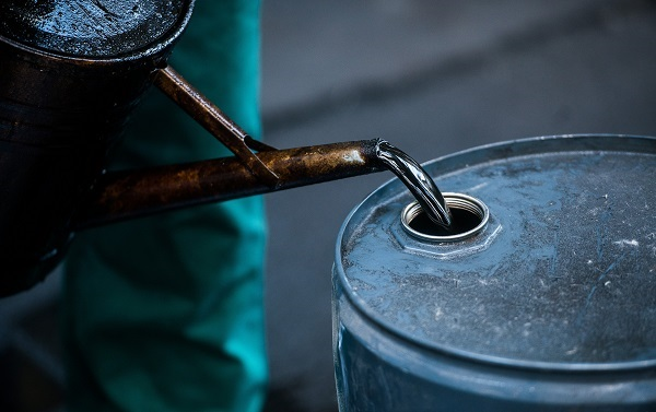 ‎Oil surges more than 5% amid renewed geopolitical tensions