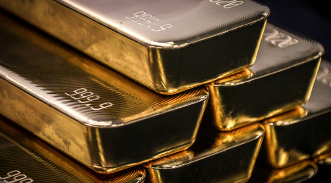 Gold settles lower as dollar climbs