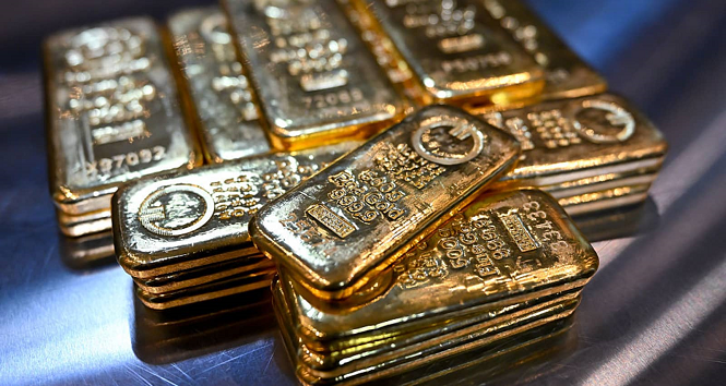 ‎Gold prices fall more than 1% on profit-taking
