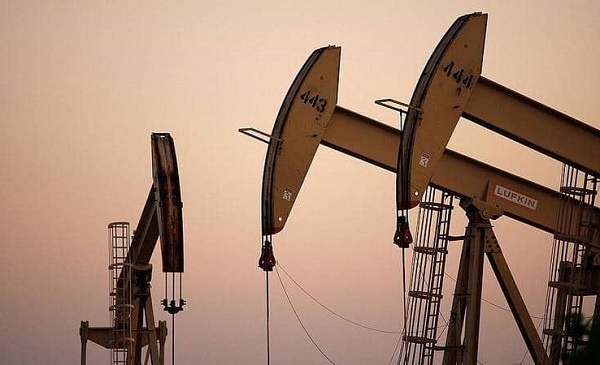 ‎Oil falls, heads for weekly loss of nearly 8% as supply concerns ease