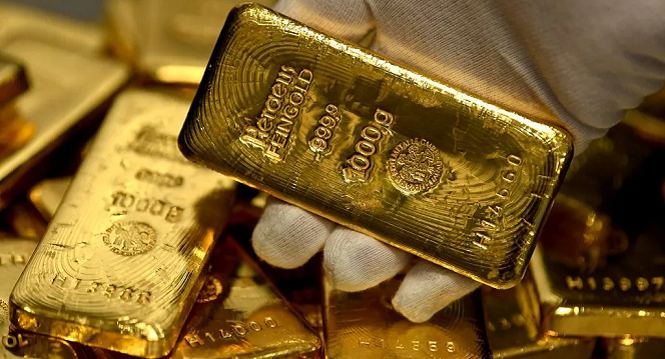 ‎Gold falls toward weekly loss