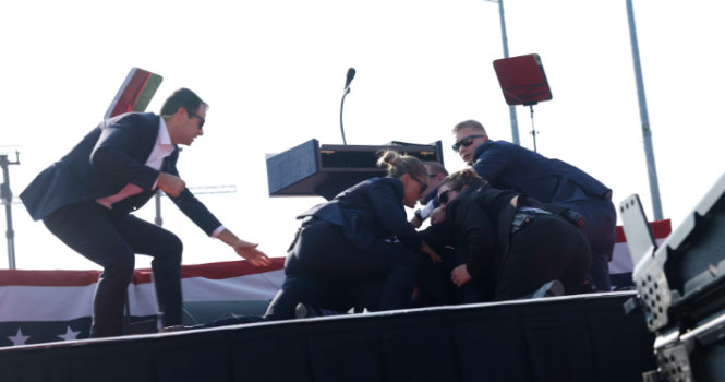 إصابة <strong>ترامب</strong> في إطلاق نار خلال تجمع انتخابي في بنسلفانيا .. ومقتل منفذ الهجوم