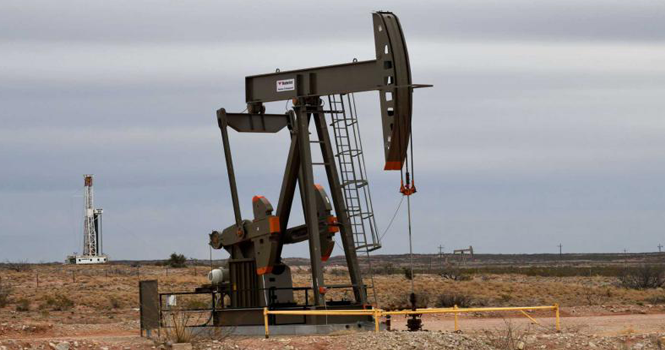 Oil pares losses after IEA report