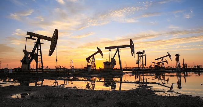 ‎Oil falls, yet remains on track for nearly 20% monthly gain